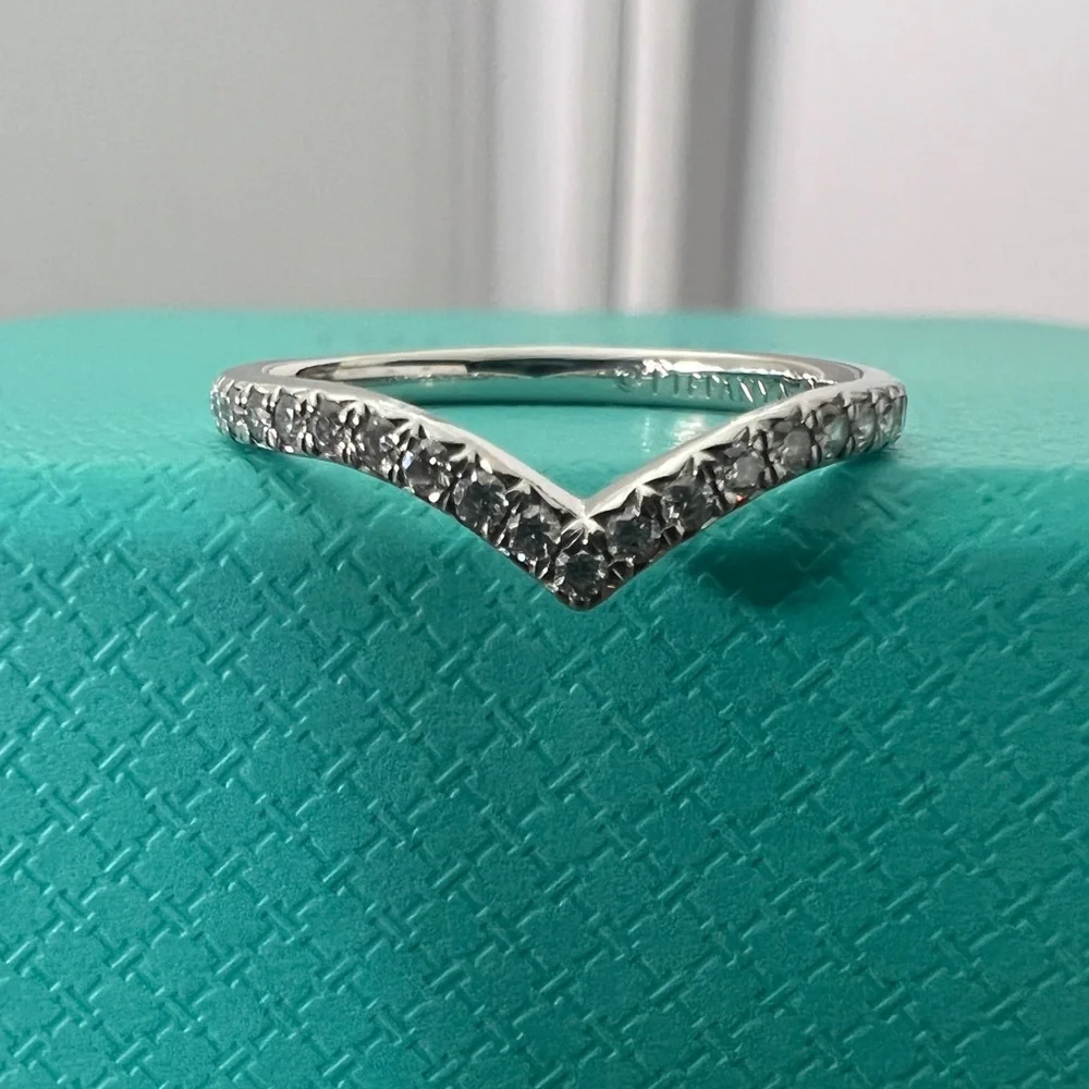 Beautiful V ring
